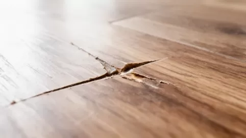 Jak naprawić uszkodzony panel podłogowy