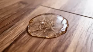 Jak usunąć żywicę z paneli podłogowych